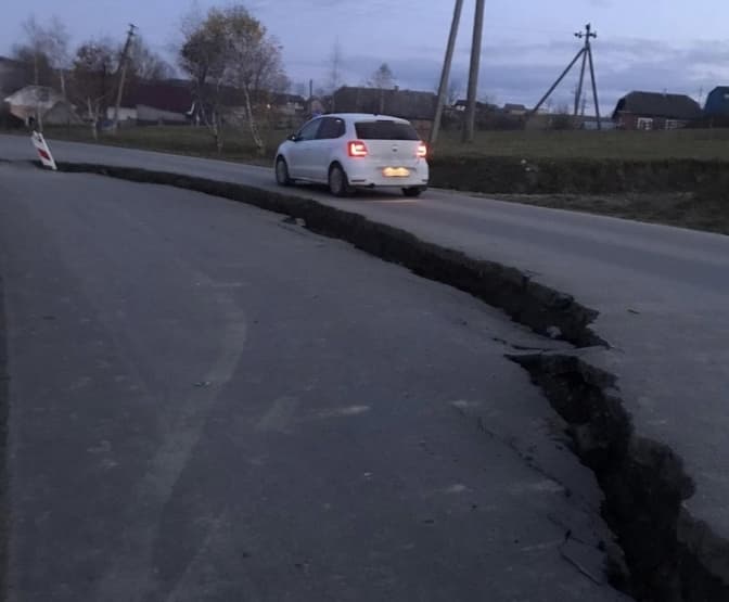 У гірському селі на Львівщині стався зсув дороги, яку ремонтують з 2020-го року