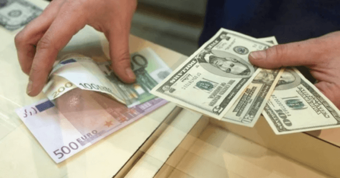 Українці знову можуть купувати готівкову валюту. НБУ скасував заборону