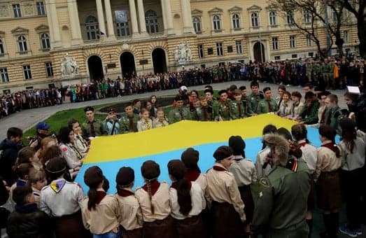 Біля Ратуші у Львові підняли пластовий прапор