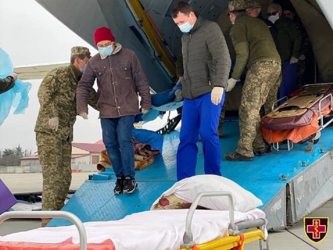 Стан стабільний і важкий. До Львова літаком доправили шестеро військових з Харкова