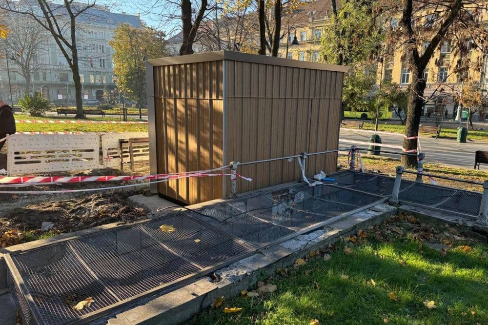На проспекті Свободи встановлюють інклюзивний туалет
