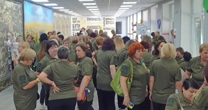 Українці обурилися через те, що у Києві освітяни одягли футболки, схожі на форму ЗСУ