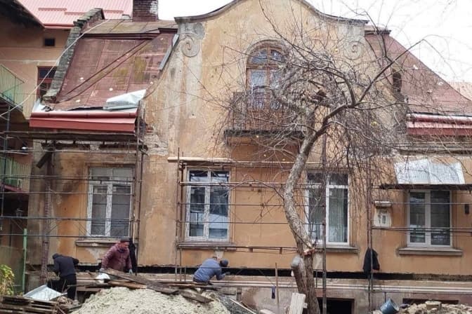 У Львові тривають аварійно-відновлювальні роботи в будинку, який двічі постраждав від обстрілу росії