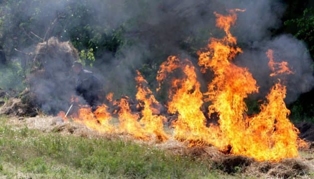 Мешканців Львівщини попереджають про пожежну небезпеку