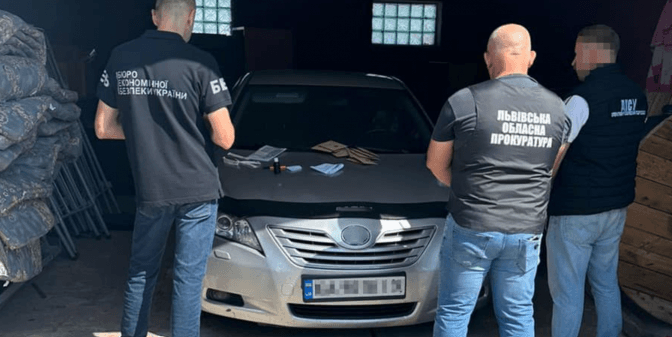 На Львівщині у автомобілі виявили підроблені 54 тис. доларів