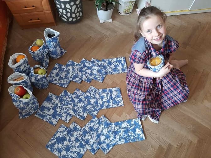 Учні львівської школи пошили рекордну кількість екоторбинок. Фото
