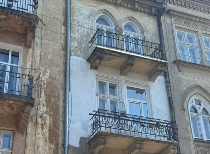 В центрі Львова мешканка самовільно пофарбувала фасад історичної будівлі: її покарали