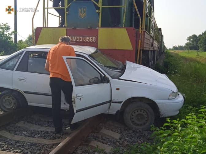 На Львівщині вантажний поїзд протаранив автомобіль. Загинула водійка