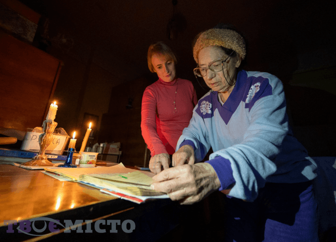 «Роблю гімнастику і не нарікаю». Як живе без світла бабуся Мая