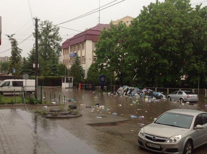 Злива у Львові змиває сміття, номери від авто та дороги. Фото, відео