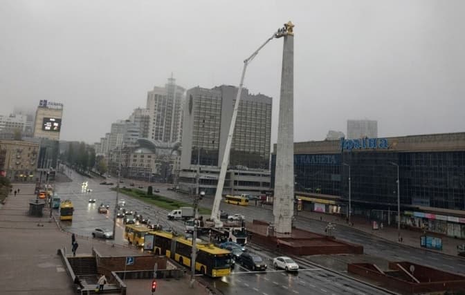 У Києві почали демонтаж триметрової радянської зірки на Галицькій площі