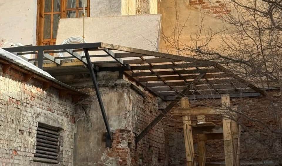 Суд зобов'язав власницю квартири на Личаківській прибрати самовільні балкони / фото зі сторінки Офісу охорони культурної спадщини
