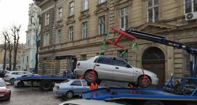 Безхазяйні покинуті автівки у Львові планують продавати