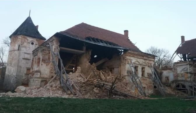 У Поморянському замку завалилася стіна. Фотофакт