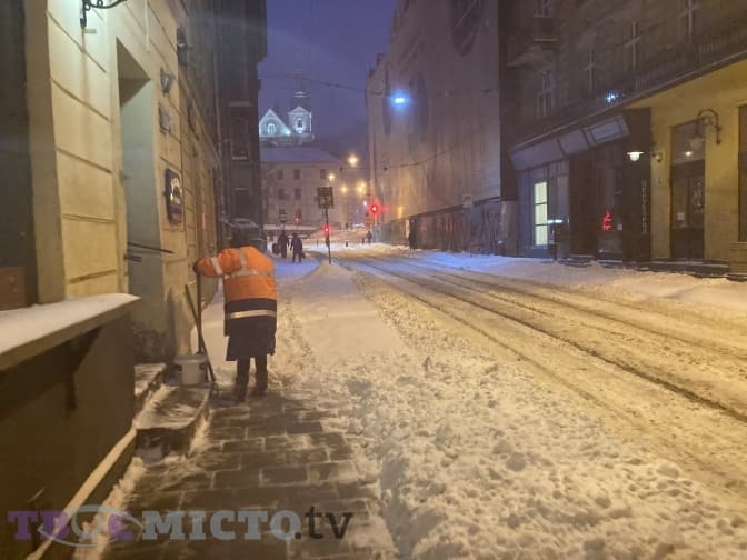 У Львові знову сніжить. Де працює снігоприбиральна техніка