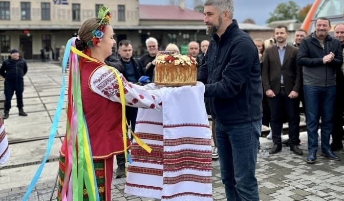 Чи доречні під час війни коровай і танці та скільки бюджетних закупівель скасували на Львівщині. Підсумки доби