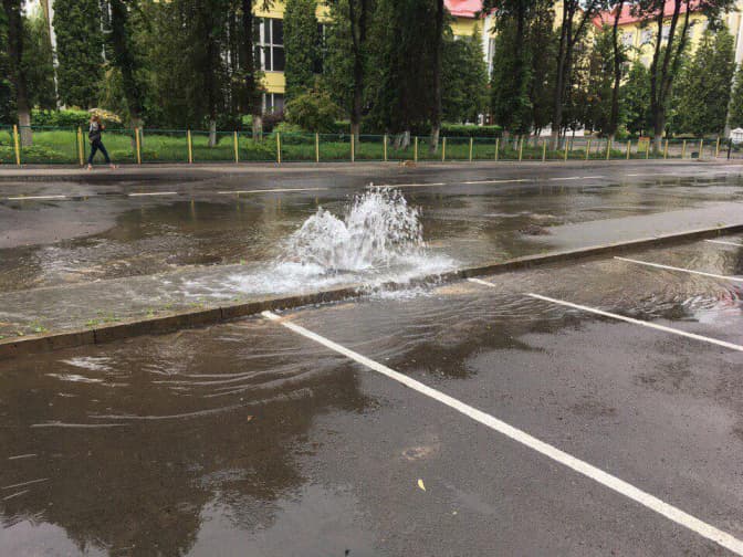 Ситуація на дорогах Львова: на вул. Лінкольна прорив водогону