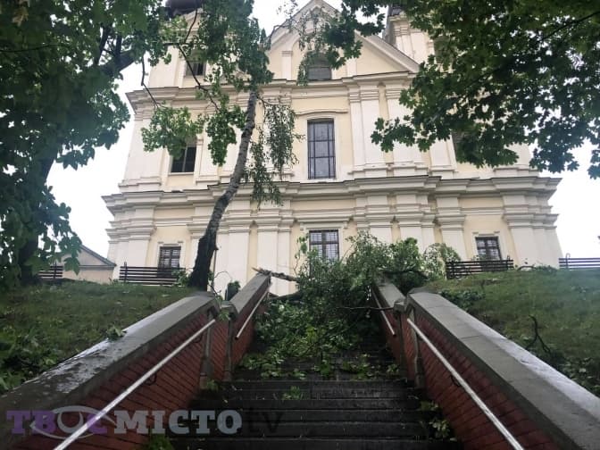 Стихія у Львові. Мешканців просять тимчасово не виходити на вулиці без зайвої потреби