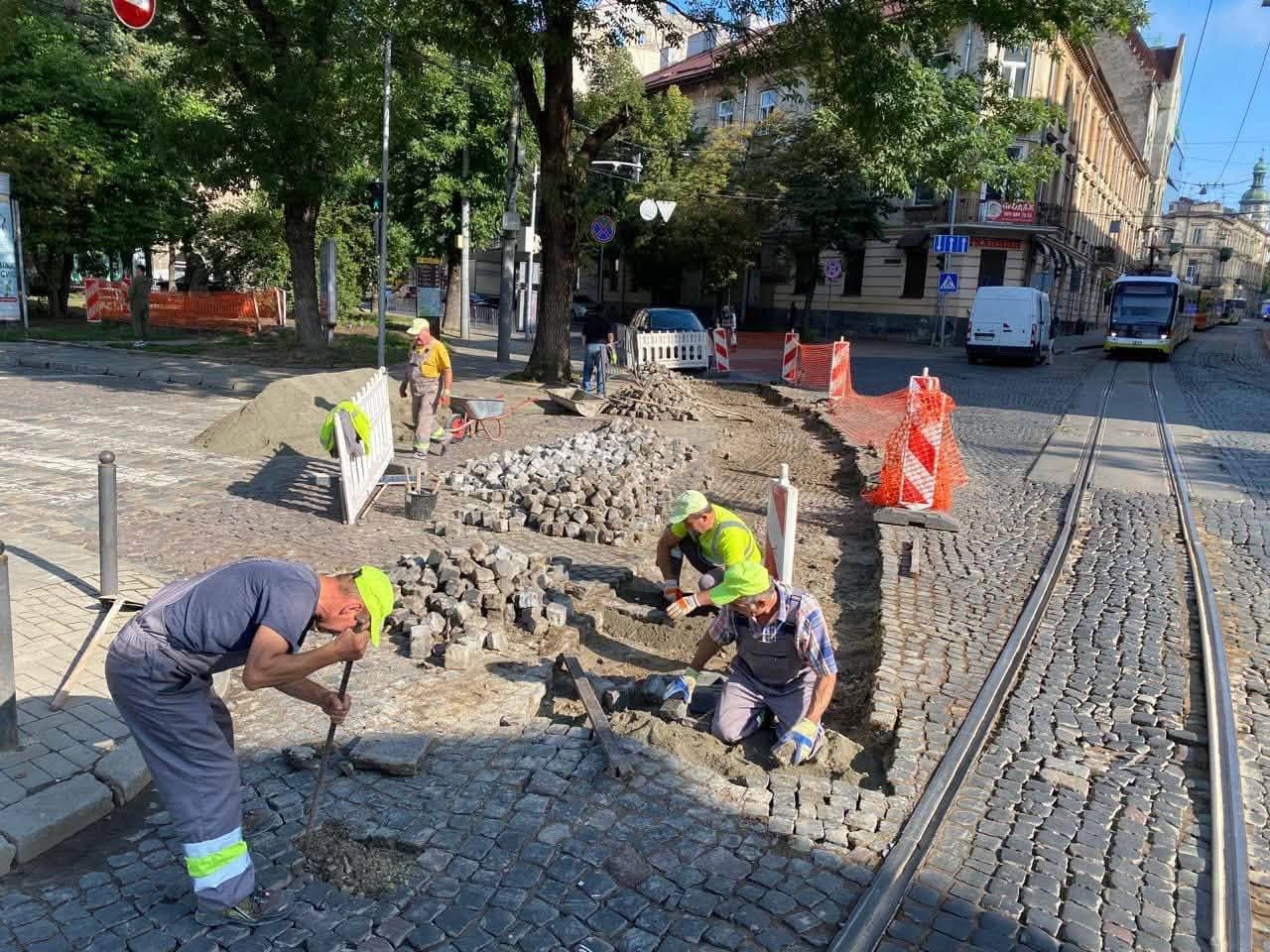 Бригади «Львівелектротрансу» та ШРП працюють на перехресті з вул. Білозіра.