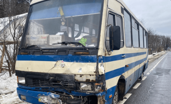 На Львівщині зіткнулися автобус та легковик. Двоє дітей травмовані
