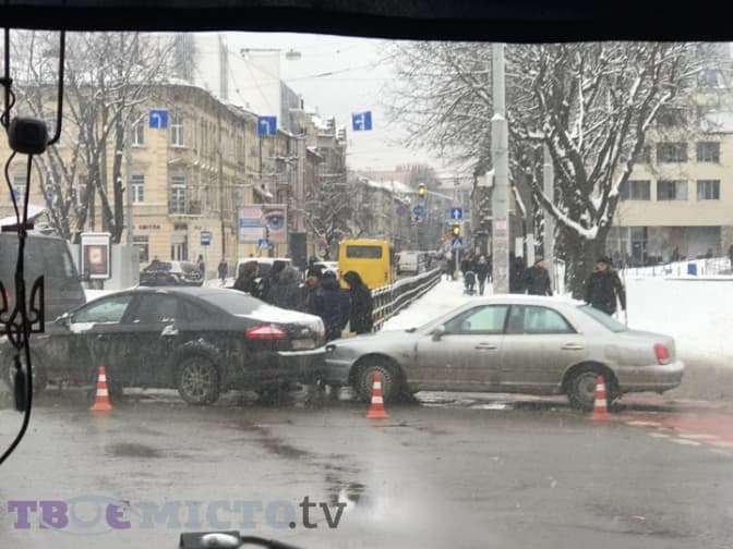 Ситуація на дорогах Львова: аварія біля ТРЦ «Форум»