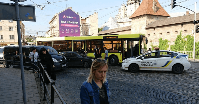 Ситуація на дорогах Львова: через ДТП на Митній не курсують трамваї. Фото