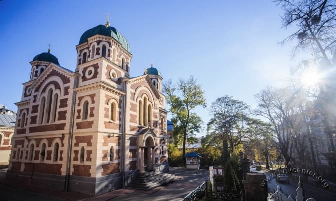 Червона доріжка для батюшки. Як живе церква Московського патріархату у Львові
