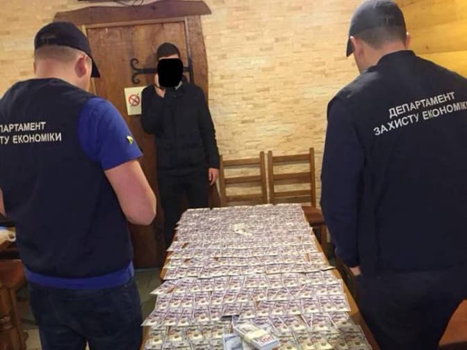 У Львові затримали на хабарі юриста та керівника проектної організації