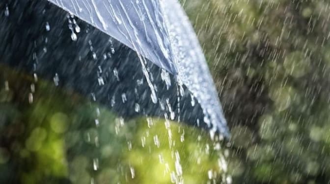 Під час ремонту дороги на Львівщині укладали асфальт у зливу