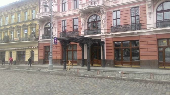 «Гранд готель» у Львові має демонтувати самовільно встановлений дашок
