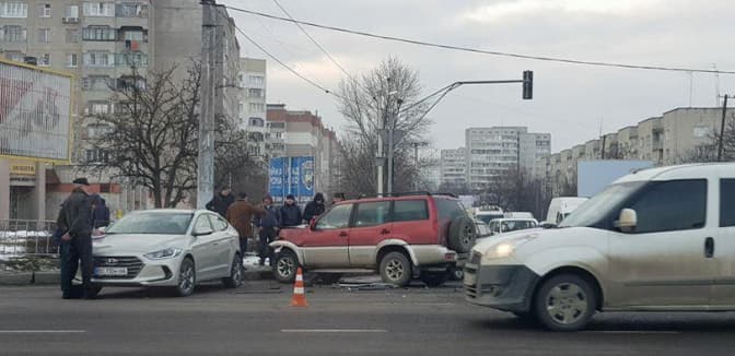 Ситуація на дорогах Львова: ДТП на перехресті Хмельницького-Грінченка