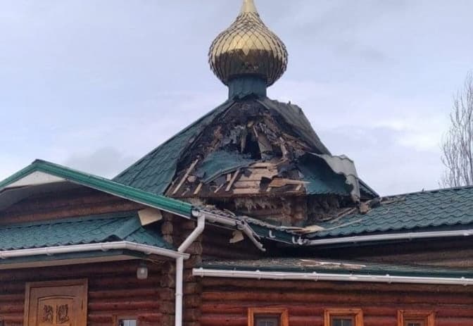 Росіяни обстріляли церкву на Луганщині та поранили двох священників