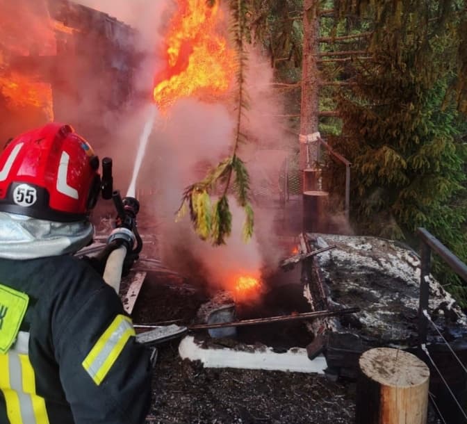 Восьмеро рятувальників гасили пожежу в сауні на Львівщині