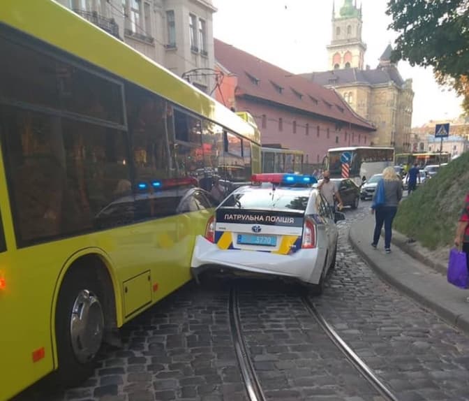 У центрі Львова автобус в'їхав у авто патрульних. Фото