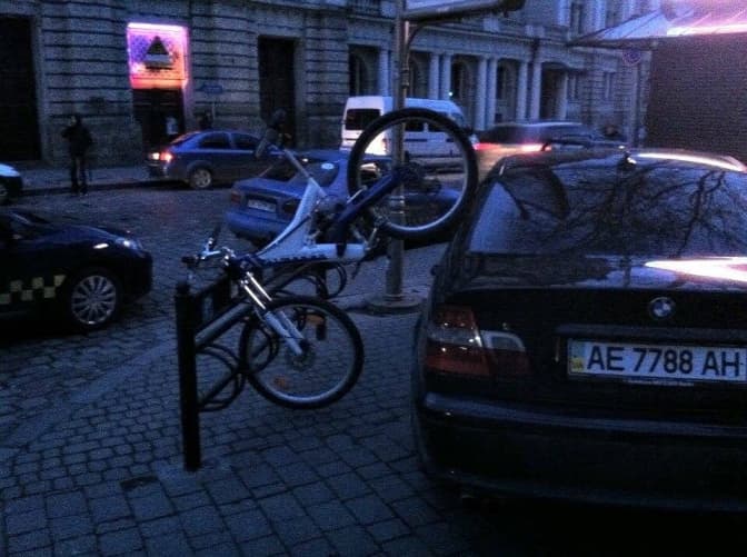 Велосипед проти BMW: ідея паркування від львівського ровериста