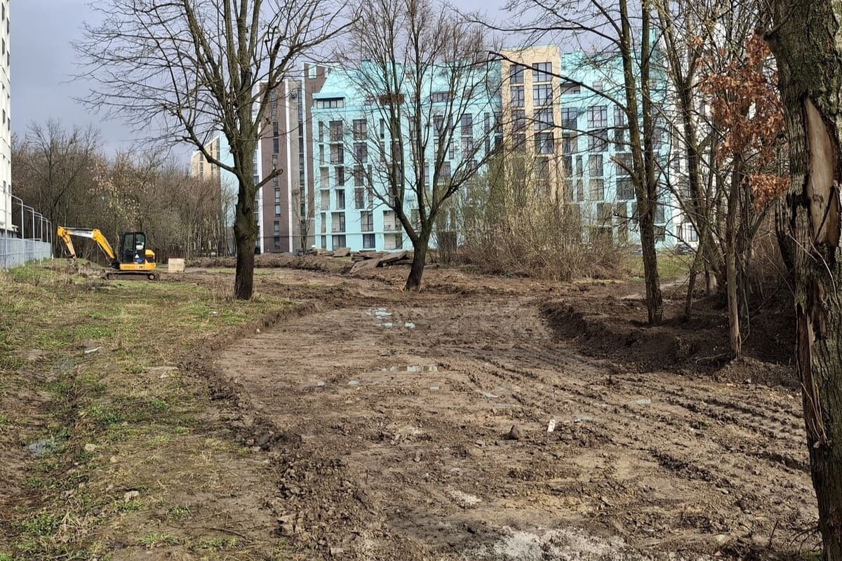 Фото: головна алея парку Архангела Михаїла/ЛМР