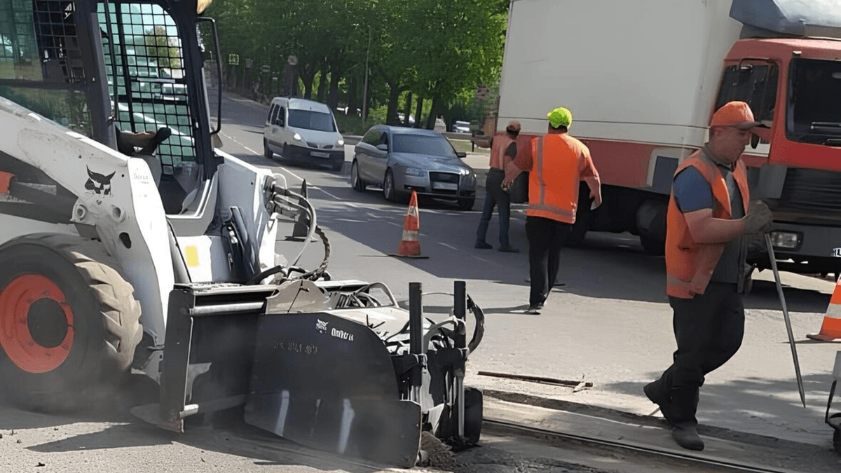 Можливі ускладнення руху. На одній з ділянок у Львові ремонтують залізничні переїзди