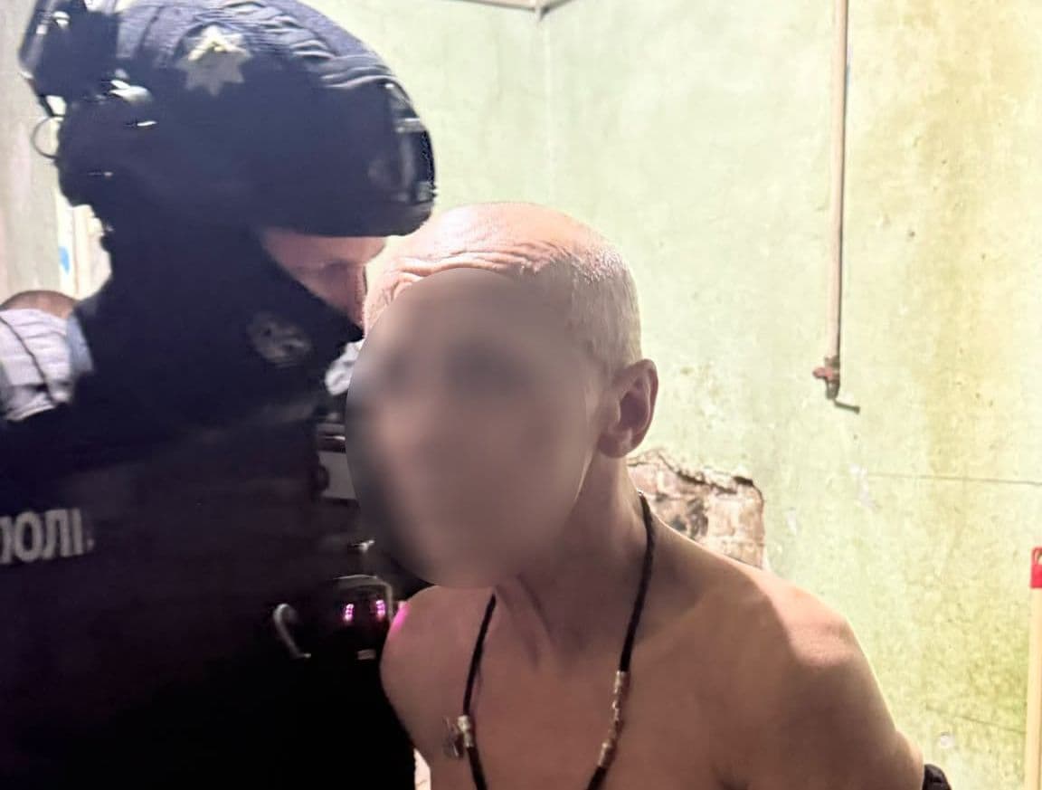 У Львові спіймали чоловіка, який у балаклаві погрожував сусідам рушницею