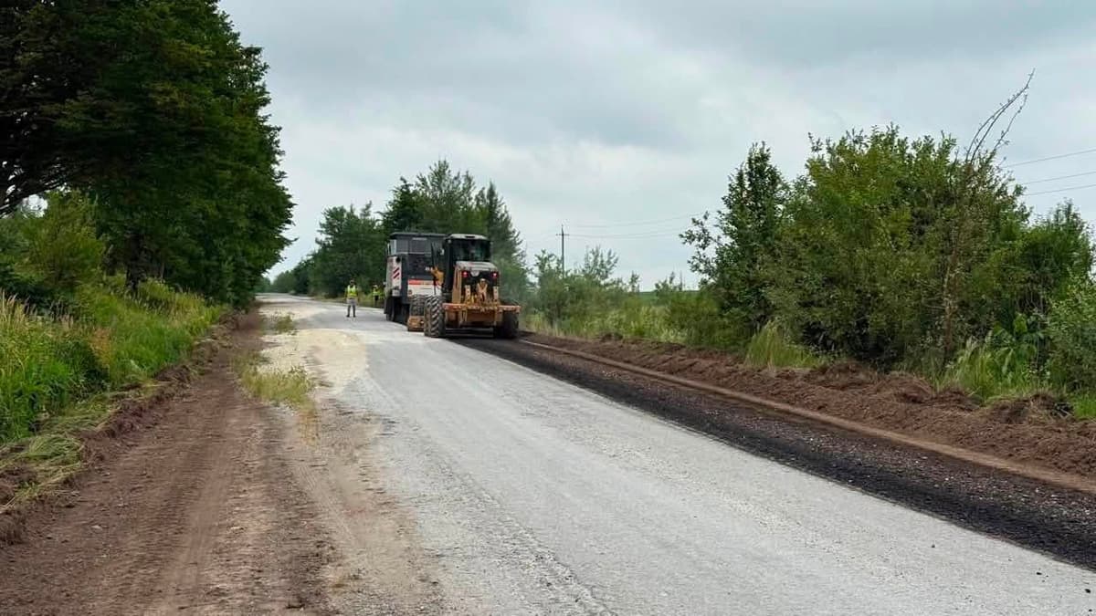 На Львівщині планують відремонтувати 22 ділянки доріг: ремонт триває вже на трьох із них