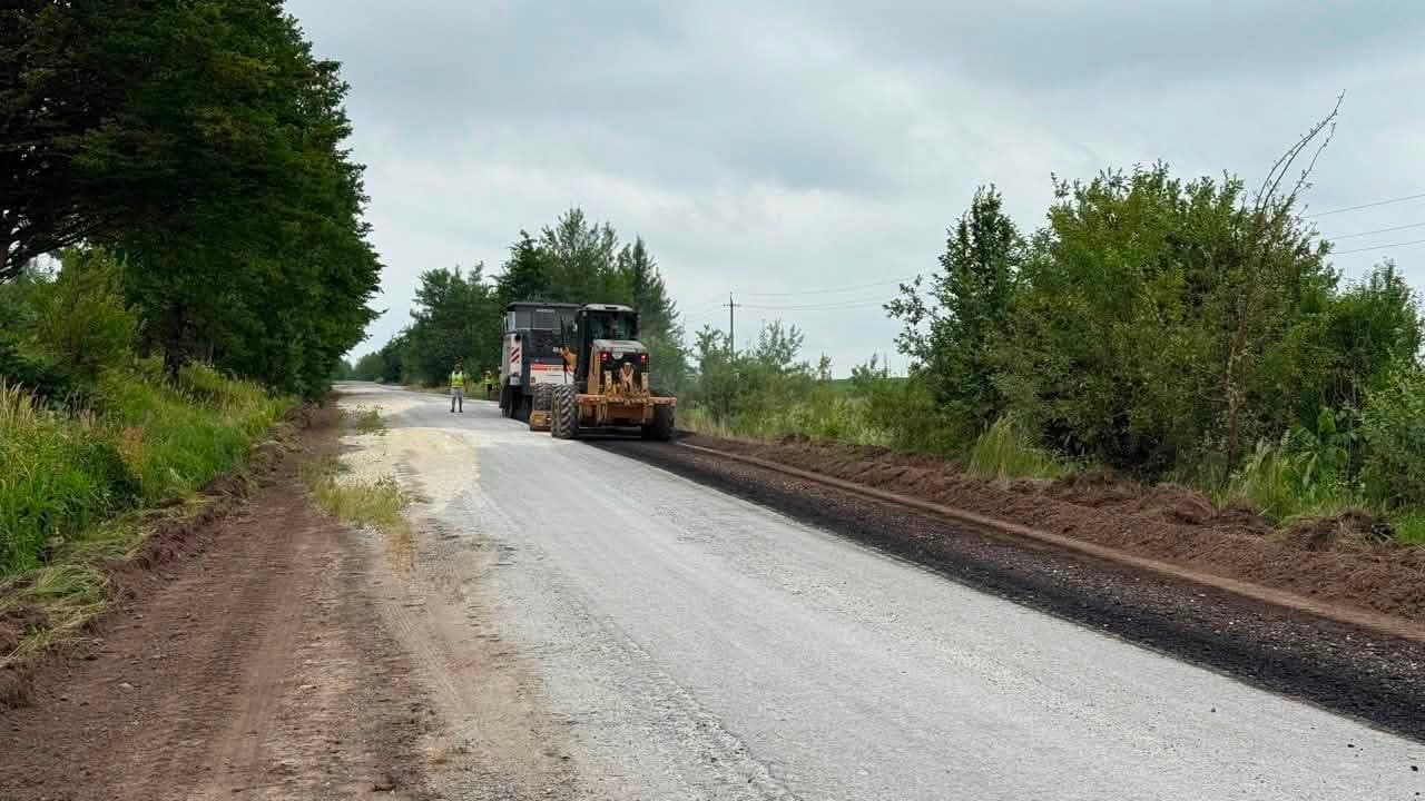 На Львівщині планують відремонтувати 22 ділянки доріг: ремонт триває вже на трьох із них / фото: Юрій Бучко