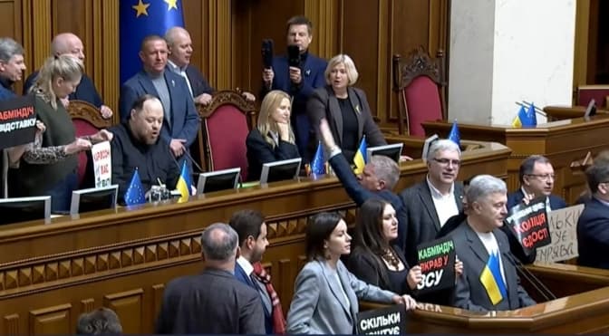 «Уряд геть!»: у ВР не проголосували за відставку Галущенка та Гринчук через блокування трибуни депутатами