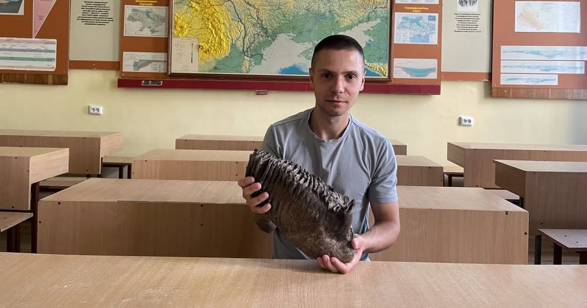 Військовослужбовець Державної прикордонної служби України Володимир Проць передав зуб мамонта Географічному факультету ЛНУ
