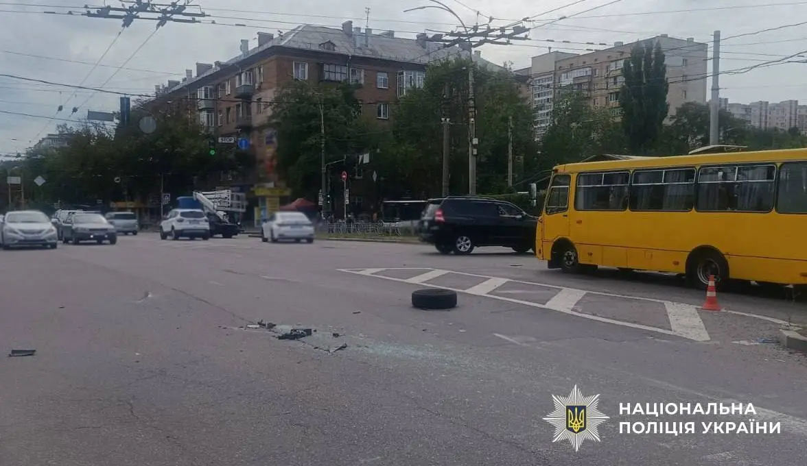 У Подільському районі зіткнулися мікроавтобус і Toyota Prius: постраждали восьмеро людей