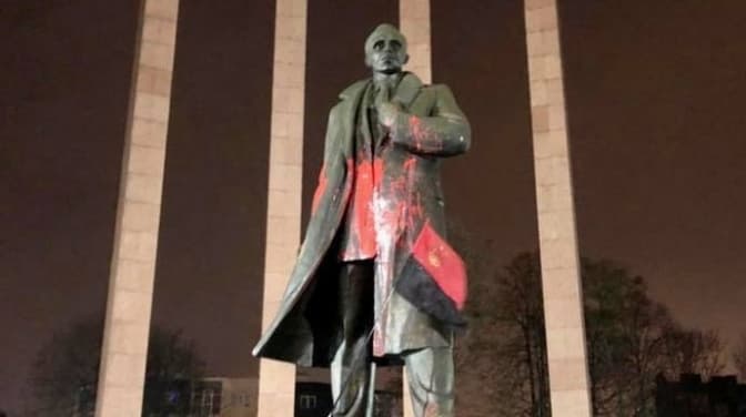 Суд виніс вирок курсанту, який облив фарбою пам’ятник Бандері у Львові