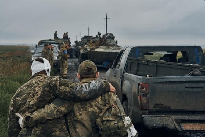 Українські військовослужбовці, які супроводжують колону трофейної техніки дорогою з Ізюму /Фото: Костянтин і Влада Ліберови