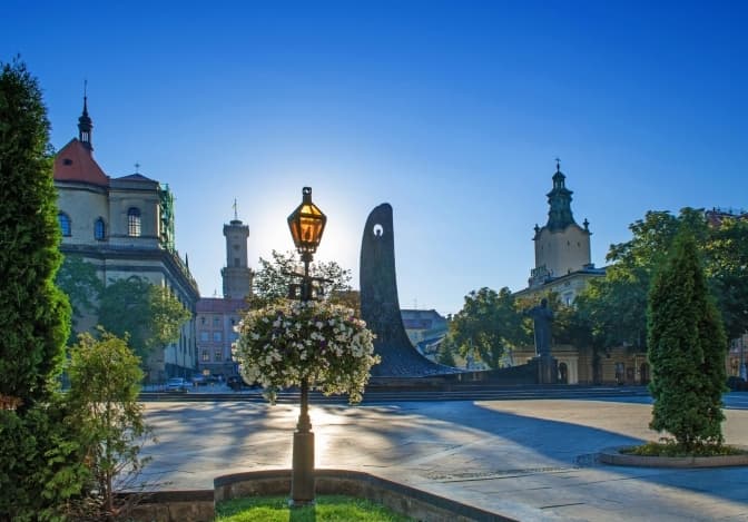 Облаштування апарт-готелю на площі Ринок та нові платні парковки у Львові. Головне за добу