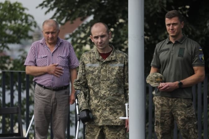 У Львові прапор підняв ветеран АТО, який на війні з рф втратив дві ноги та руку