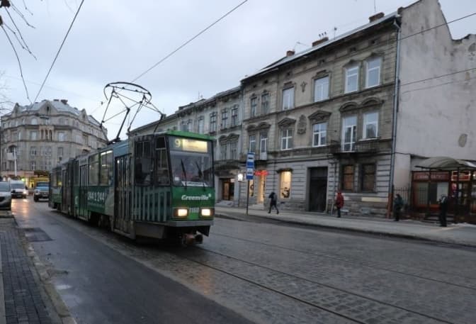 У Львові пасажир вибив зуби контролеру під час конфлікту в трамваї
