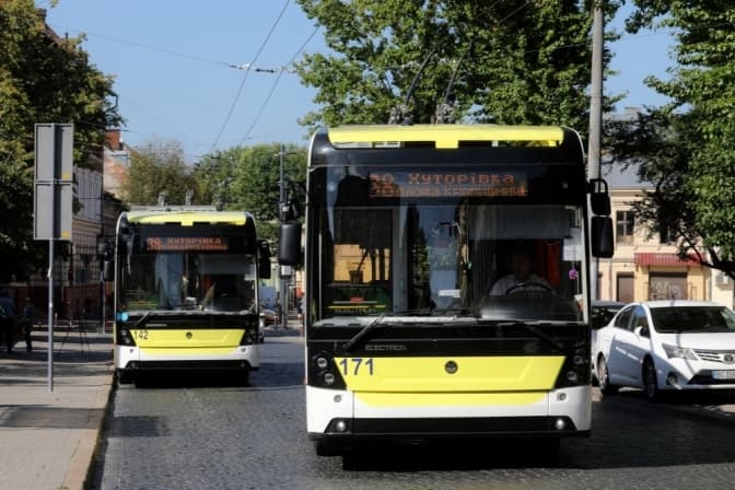 Позаду костелу Ольги і Єлизавети у Львові впорядкують паркування