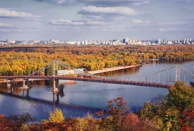 Пішохідний міст на Труханів острів в Києві частково закриють на ремонт